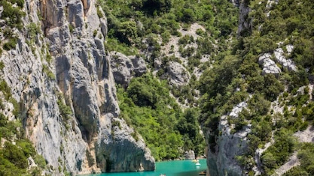 Comment choisir un camping en Ardèche avec location de canoë ?